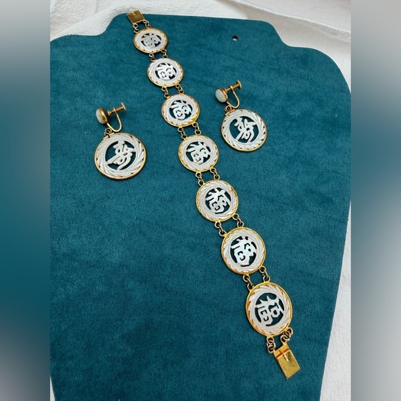 Vintage Good Fortune Mother of Pearl Bracelet and Screwback earrings - Picture 1 of 3